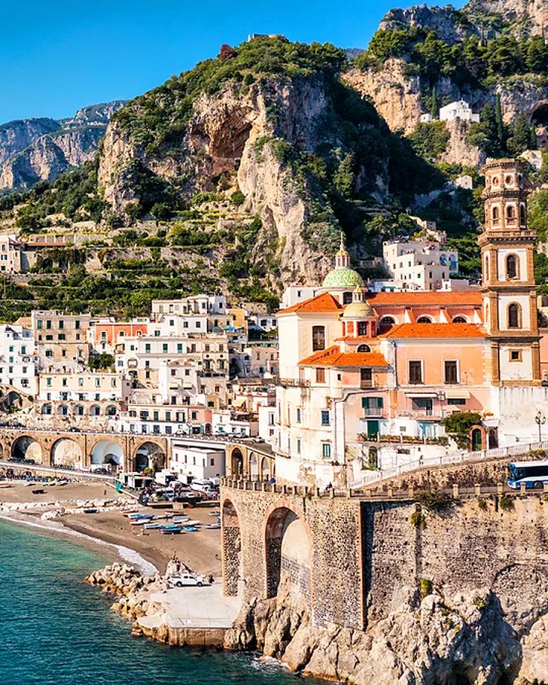 Vista panorâmica da Costa Amalfitana, com casario colorido sobre penhascos à beira-mar