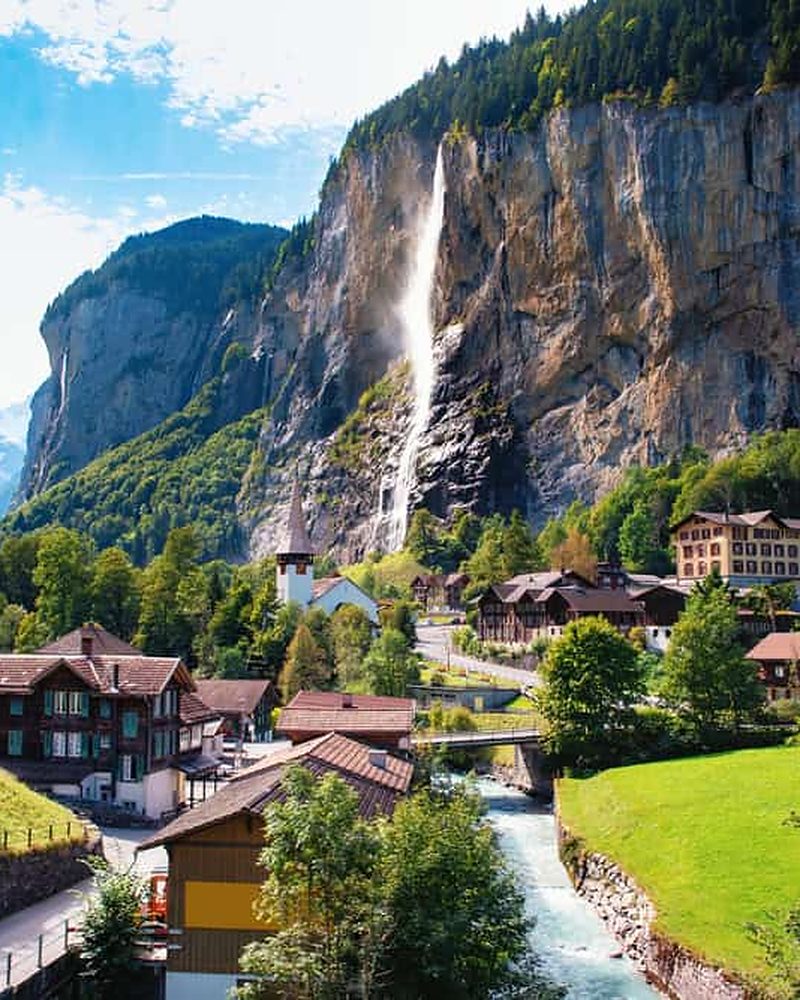 Vale de Lauterbrunnen, nos Alpes suíços, com cachoeira e vilarejo de montanha