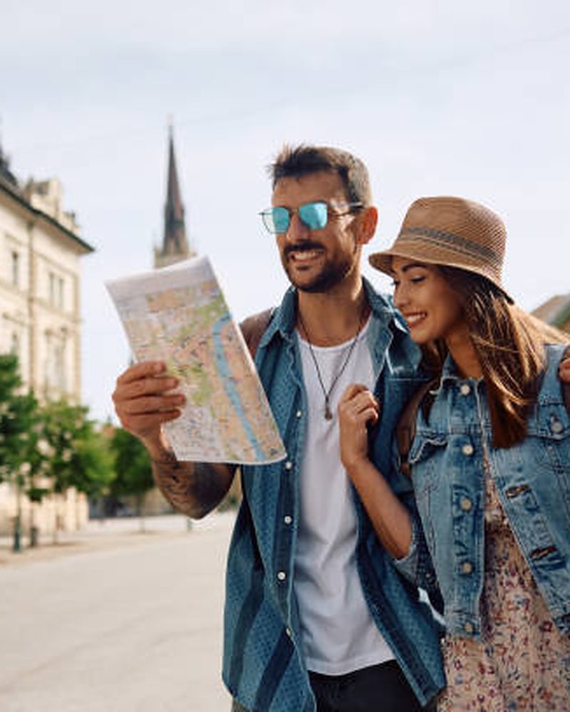 Casal consultando mapa turístico em uma praça histórica italiana